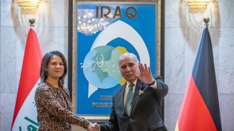Außenministerin Annalena Baerbock wird von ihrem irakischen Amtskollegen Fuad Hussein begrüßt.