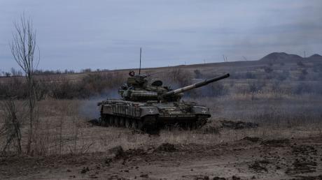 Ein ukrainischer Panzer in der Nähe von Bachmut.