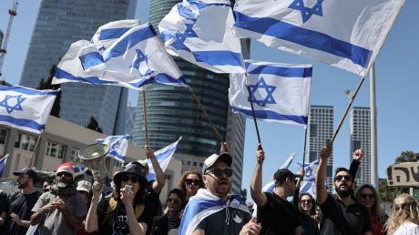 Ein landesweiter «Tag der Störung» als Protest gegen die Justizreform in Israel hat mit zahlreichen Demonstrationen und Straßensperren begonnen.