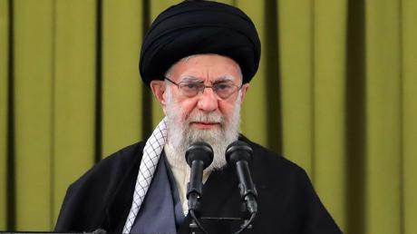 Irans Religionsführer Ajatollah Ali Chamenei. Der Iran und Saudi-Arabien wollen nach jahrelangem Konflikt ihre diplomatischen Beziehungen wiederherstellen.