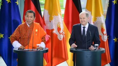 Bhutans Ministerpräsident Lotay Tshering (l) und Bundeskanzler Olaf Scholz äußern sich bei einer Pressekonferenz im Bundeskanzleramt.