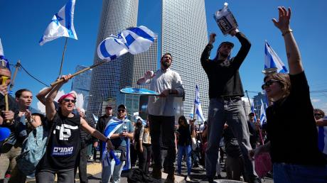 Menschen demonstrieren in Tel Aviv gegen die Pläne der israelischen Regierung.
