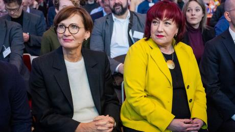 Bundesbildungsministerin Bettina Stark-Watzinger (l) sitzt beim Bildungsgipfel neben Berlins Bildungssenatorin Astrid-Sabine Busse.