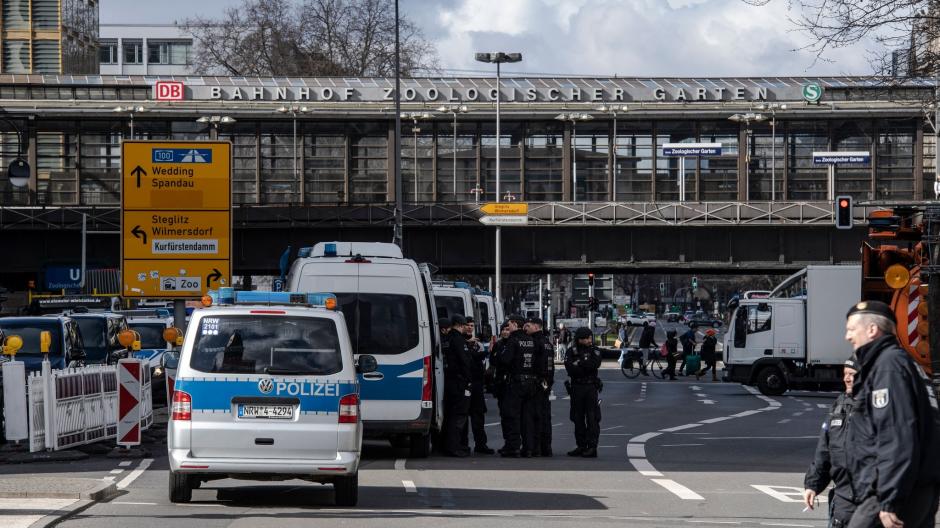Einsatzfahrzeuge der Berliner Polizei stehen in dem für Verkehr gesperrten Bereich am Hotel Waldorf Astoria am Bahnhof Zoo.