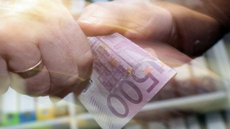 Unter der Hand: Ein 500-Euro-Schein wechselt den Besitzer (Symbolbild).