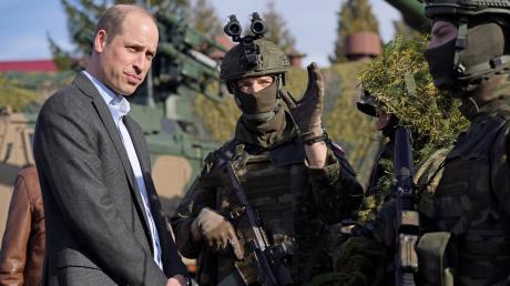 Prince William trifft Mitglieder des polnischen Militärs in Rzeszow.