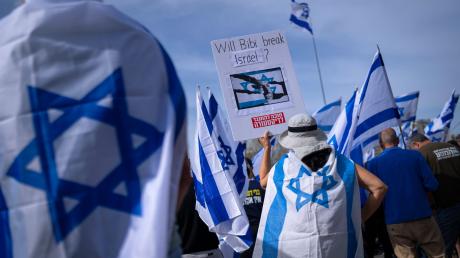 Israelis, zumeist Militärreservisten, protestieren gegen Pläne der Regierung von Premierminister Netanjahu, das Justizsystem zu überarbeiten.