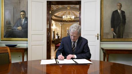 Finnlands Präsident Sauli Niinistö unterzeichnet das nationale Nato-Gesetz. Noch fehlen die letzten Ratifizierungen der Türkei und Ungarns.