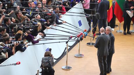 EU-Ratspräsident Charles Michel (vorne,r) und UN-Generalsekretär Antonio Guterres (2.v.r) präsentieren sich beim EU-Gipfel in Brüssel geeint.