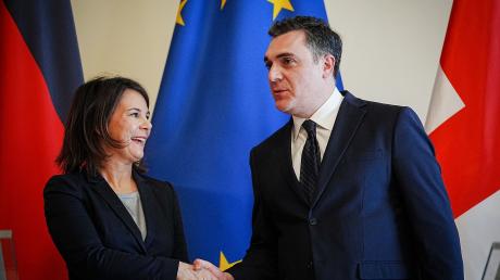 Handschlag in Tiflis: Bundesaußenministerin Annalena Baerbock und ihr georgischer Amtskollege Ilia Dartschiaschwili.