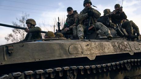 Ukrainische Soldaten fahren auf einem gepanzerten Fahrzeug an der Frontlinie. Die Stadt Bachmut ist seit Monaten schwer umkämpft.