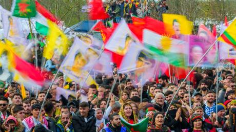 Ein Fahnenmeer bei der zentralen Feier zum kurdischen Neujahrsfest «Newroz» in Frankfurt.