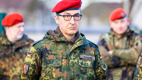 Seltener Anblick: Cem Özdemir in Bundeswehr-Uniform auf dem Gelände der Hauptfeldwebel-Lagenstein-Kaserne in Hannover.