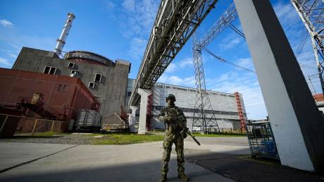 Ein russischer Soldat bewacht einen Bereich des Kernkraftwerks Saporischschja (Archivbild).