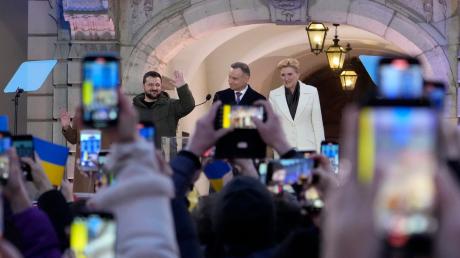 Polens Präsident Andrzej Duda (M) und seine Frau Agata Kornhauser-Duda haben den ukrainischen Staatschef Wolodymyr Selenskyj in Warschau empfangen.