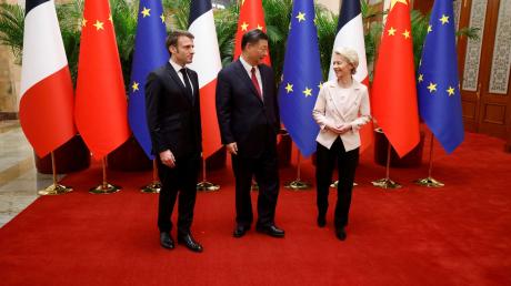 Frankreichs Präsident Emmanuel Macron (links) war zusammen mit EU-Kommissionspräsidentin Ursula von der Leyen nach China gereist. In Peking wurden sie von Präsident Xi Jinping empfangen.
