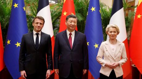Frankreichs Präsident Emmanuel Macron (l) und EU-Kommissionspräsidentin Ursula von der Leyen (r) sind zu Chinas Staats- und Parteichef Xi Jinping nach Peking gereist.
