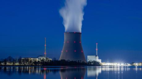 Wasserdampf steigt aus dem Kühltum des Kernkraftwerks Isar 2. Laut Atomgesetz soll die endgültige Abschaltung des Kraftwerkes am 15. April erfolgen.