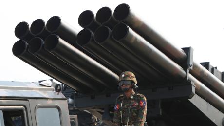 In Myanmar regiert das Militär: Ein Offizier steht während einer Militärparade auf einem mit Raketen beladenen Lastwagen.
