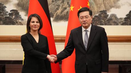 Shakehands in Peking: Außenministerin Annalena Baerbock und ihr chinesischer Amtskollege Qin Gang.