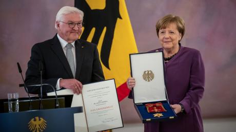 Altkanzlerin Angela Merkel erhält von Bundespräsident Frank-Walter Steinmeier das Großkreuz des Verdienstordens der Bundesrepublik Deutschland in besonderer Ausführung verliehen.
