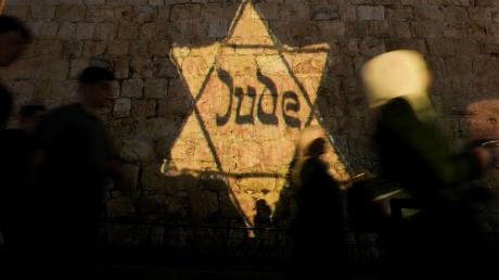 Ein gelber Davidstern mit der Aufschrift «Jude», ähnlich dem, den Juden in Nazi-Deutschland tragen mussten, wird am Abend des jährlichen Holocaust-Gedenktages Yom HaShoah auf die Mauern der Jerusalemer Altstadt projiziert.