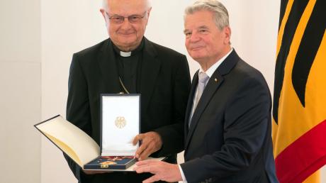 Robert Zollitsch (l) war im Jahr 2014 von Bundespräsident Joachim Gauck mit dem Bundesverdienstkreuz ausgezeichnet worden.