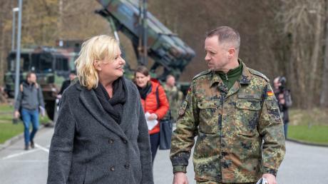 Die Wehrbeauftragte des Deutschen Bundestags, Eva Högl, bei ihrem Besuch der Flugabwehrraketengruppe 21 in Sanitz. Hier im Gespräch mit dem Kommandeur, Oberstleutnant Markus König.