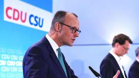 Parteifreunde und Konkurrenten: Zwischen Friedrich Merz (vorne) und Hendrik Wüst könnte sich entscheiden, wer Kanzlerkandidat der Union wird.