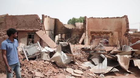 Ein Mann geht an einem Haus in Khartum vorbei, das bei den jüngsten Kämpfen im Sudan getroffen wurde.