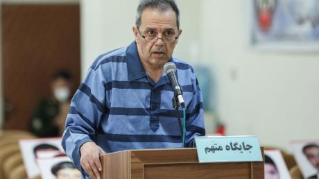 Die undatierte Aufnahme zeigt den Deutsch-Iraner Djamshid Sharmahd in einem Teheraner Revolutionsgericht.