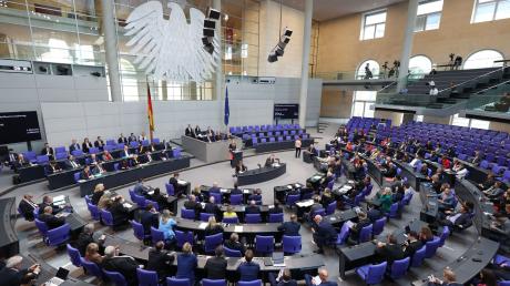 Blick in eine Sitzung des Deutschen Bundestages im Plenarsaal des Reichstagsgebäudes.