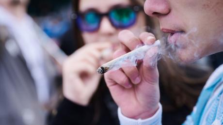 Bald völlig legal, sofern es nicht neben einer Schule oder eines Kindergartens geschieht: das Rauchen eines Joints.