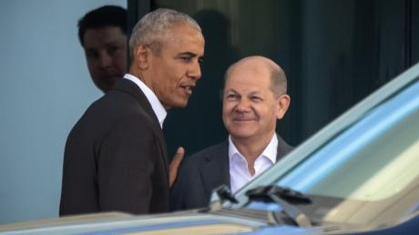 Ex-US-Präsident Barack Obama wird von Kanzler Olaf Scholz in Berlin verabschiedet.