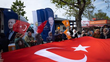Bei "Maischberger" wird heute am 10.5. unter anderem über die Präsidentschaftswahl in der Türkei diskutiert. Im Bild: Anhnänger von  Präsident  Erdogan während einer Wahlkampfveranstaltung.
