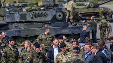 Bundesverteidigungsminister Boris Pistorius (3.v.r) und sein dänischer Amtskollege Troels Lund Poulsen (2.v.r) sprechen mit Bundeswehrsoldaten.