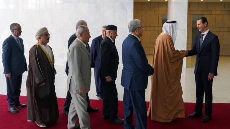 Baschar al-Assad (r), Präsident von Syrien, empfängt eine Delegation verschiedener arabischer Parlamente.