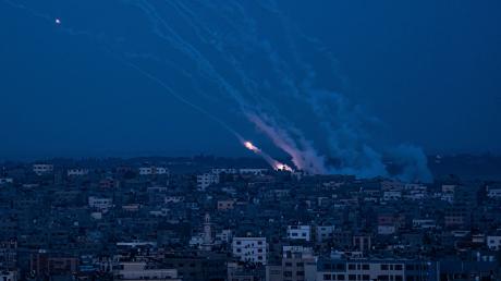 Raketen werden aus dem Gazastreifen in Richtung Israel abgefeuert.