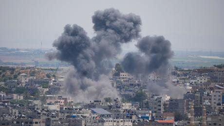 Nach heftigem Raketenbeschuss hat Israels Luftwaffe erneut Ziele der militanten Palästinenserorganisation Islamischer Dschihad im Gazastreifen angegriffen.