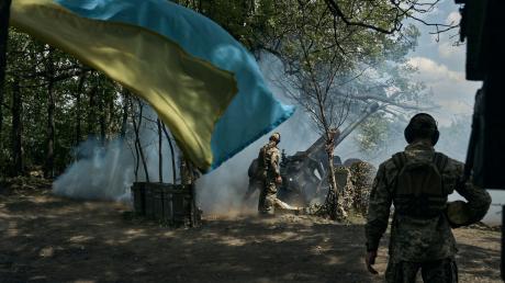 Ukrainische Soldaten feuern eine Kanone in der Nähe von Bachmut in der Region Donezk ab.