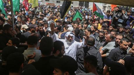 Trauernde Palästinenser nehmen an der Beerdigung des islamischen Dschihad-Funktionärs Al-Hassani teil, der bei einem israelischen Luftangriff getötet wurde.
