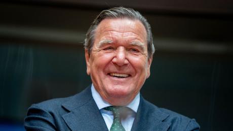 Trotz seiner engen Verbindungen zu Russland darf Altkanzler Gerhard Schröder endgültig in der SPD bleiben.
