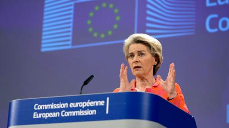 Im Vorfeld des Europarat-Gipfels in Island gab EU-Kommissionspräsidentin Ursula von der Leyen gemeinsam mit Ratspräsident Charles Michel eine Pressekonferenz.