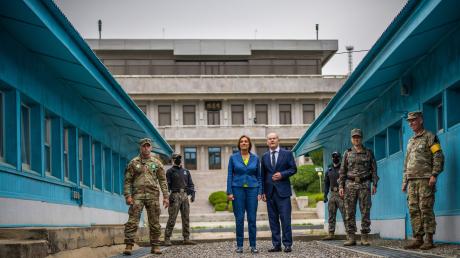 Bundeskanzler Olaf Scholz (SPD) und seine Frau Britta Ernst stehen beim Besuch der entmilitarisierten Zone an der Grenze zu Nordkorea.