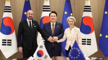 EU-Ratspräsident Charles Michel (l-r), Südkoreas Präsident Yoon Suk Yeol und EU-Kommissionspräsidentin Ursula von der Leyen zeigen Einigkeit.