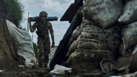 Ein Soldat der Ukraine an der Frontlinie bei Bachmut: Bei "Maybrit Illner" geht es am 25. Mai 2023 um den Krieg.