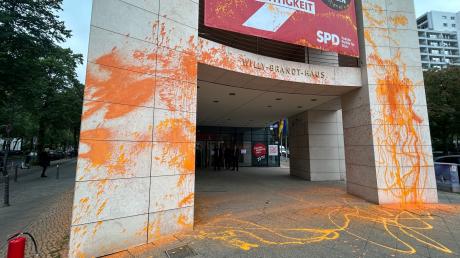 Klimaaktivisten haben die SPD-Zentrale in Berlin mit Farbe beschmiert.
