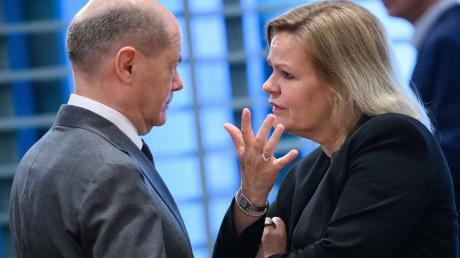 Bundeskanzler Olaf Scholz und Bundesinnenministerin Nancy Faeser beim Bund-Länder-Gipfel im Bundeskanzleramt zu Flüchtlingskosten.