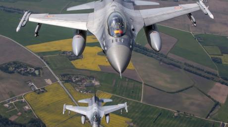 F-16-Kampfflugzeuge der portugiesischen und rumänischen Luftwaffe überwachen den Luftraum über dem Baltikum.