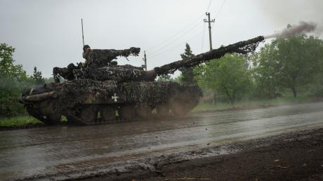 Ukrainische Soldaten feuern von einem ukrainischen Panzer an der Front in der Nähe von Bachmut in der Region Donezk auf russische Stellungen.